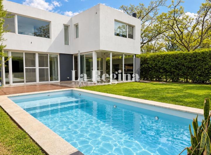 Casa · 271m² · 5 Ambientes · 2 Cocheras