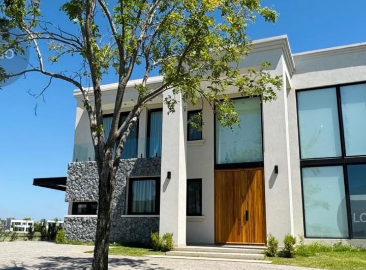 Casa · 312m² · 6 Ambientes · 8 Cocheras