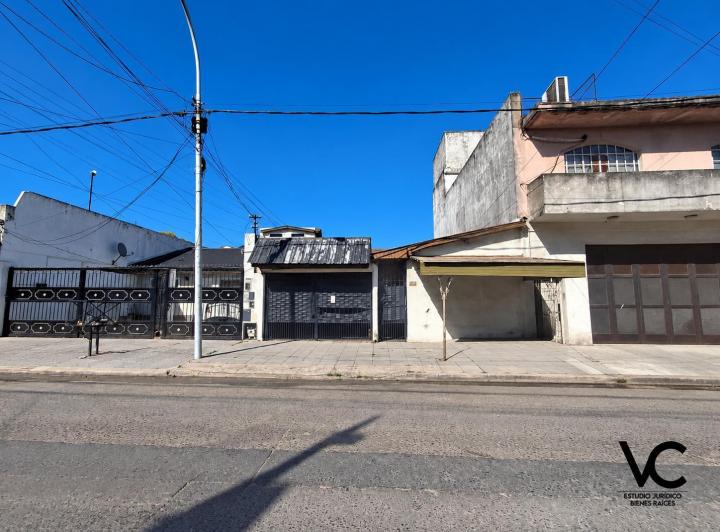 Casa · 329m² · 2 Dormitorios · 1 Cochera