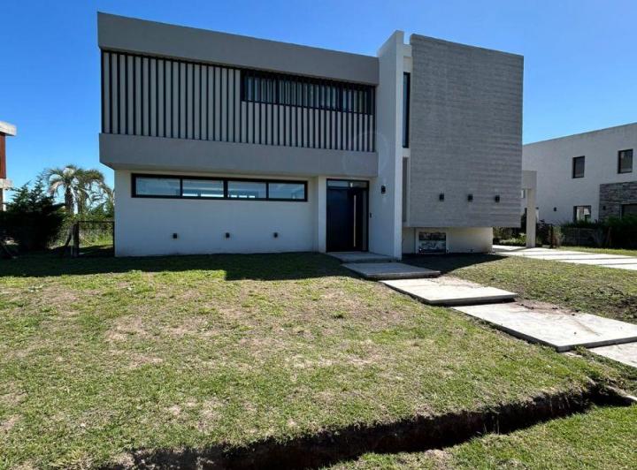 Casa · 257m² · 4 Ambientes · 2 Cocheras