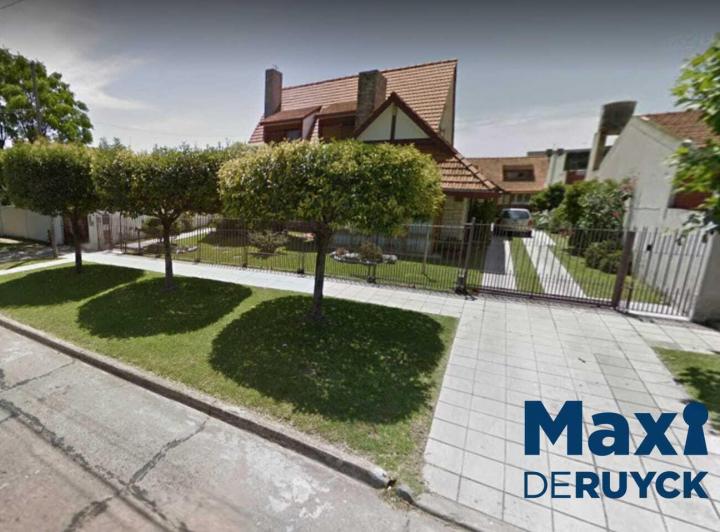 Casa · 866m² · 6 Ambientes · 3 Cocheras