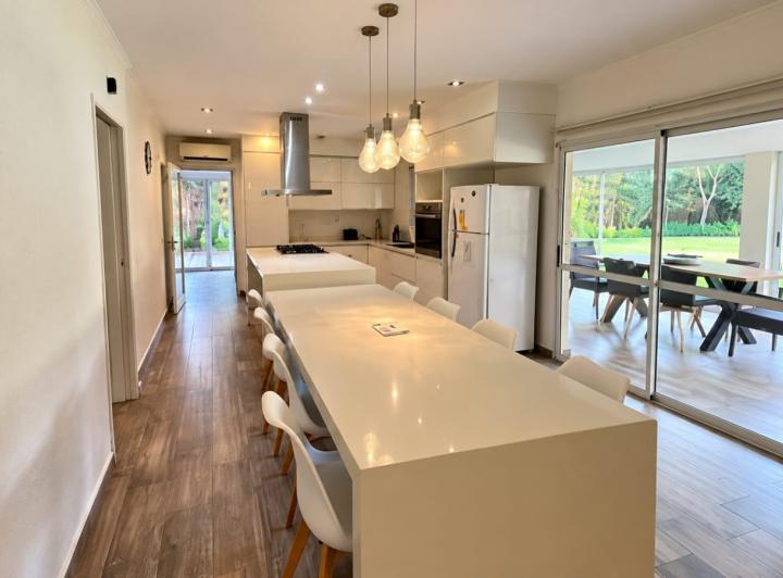 Casa · 710m² · 6 Ambientes · 3 Cocheras