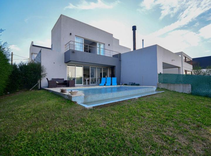 Casa · 200m² · 7 Ambientes · 2 Cocheras