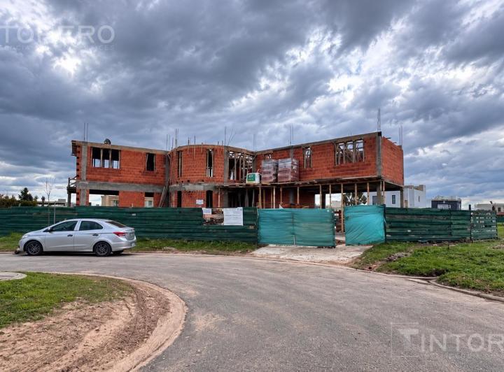 Casa · 205m² · 5 Ambientes · 2 Cocheras