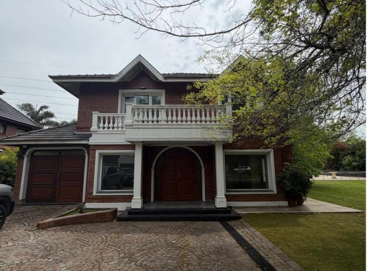 Casa · 320m² · 5 Ambientes · 2 Cocheras