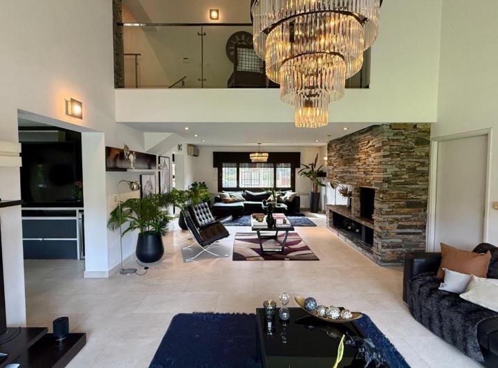 Casa · 388m² · 6 Ambientes · 1 Cochera