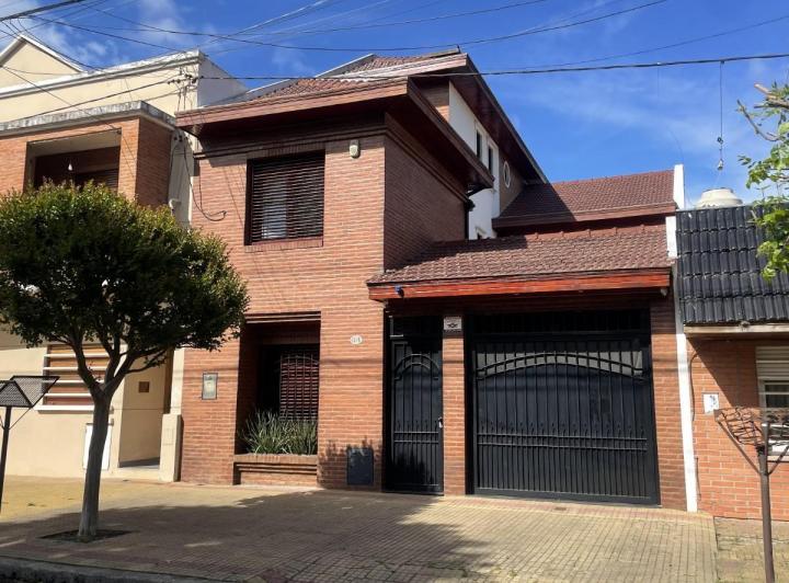 Casa · 255m² · 6 Ambientes · 1 Cochera