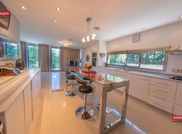 Casa · 300m² · 5 Ambientes · 4 Cocheras