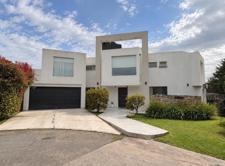 Casa · 332m² · 6 Ambientes · 3 Cocheras