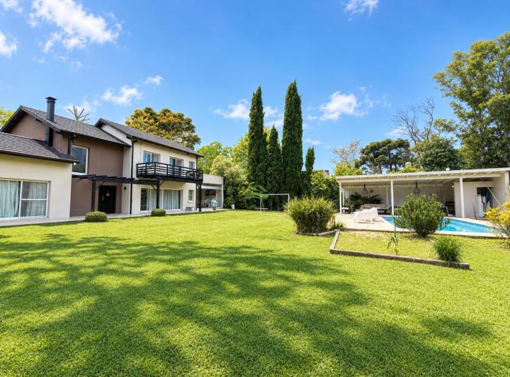 Casa · 300m² · 5 Ambientes · 2 Cocheras