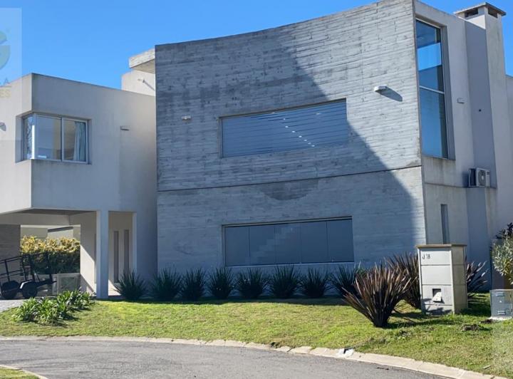 Casa · 450m² · 5 Ambientes · 2 Cocheras