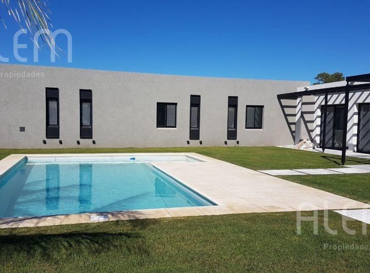 Casa · 330m² · 4 Dormitorios · 2 Cocheras