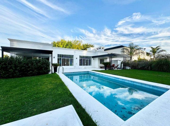 Casa · 203m² · 4 Ambientes · 1 Cochera