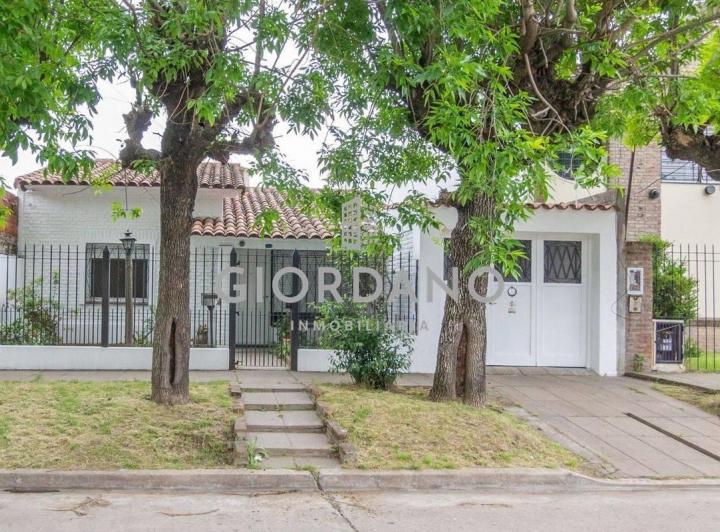 Casa · 90m² · 3 Ambientes · 2 Cocheras