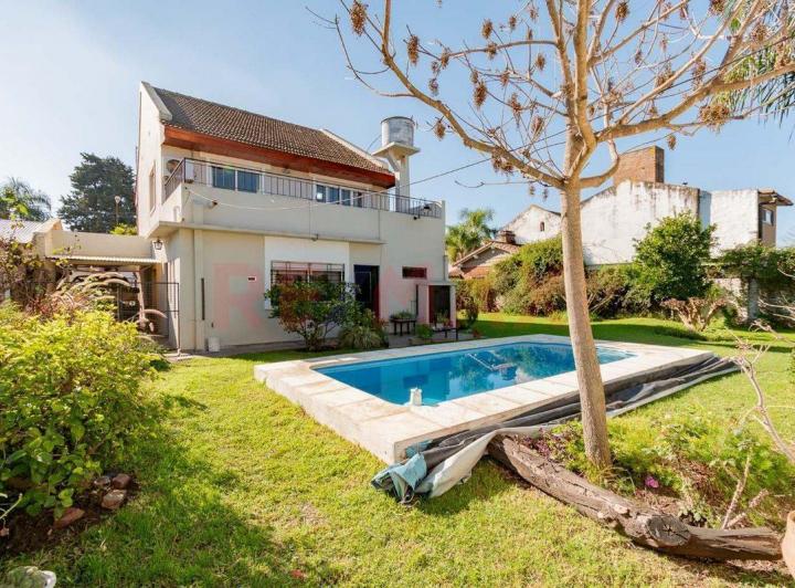Casa · 240m² · 6 Ambientes · 2 Cocheras