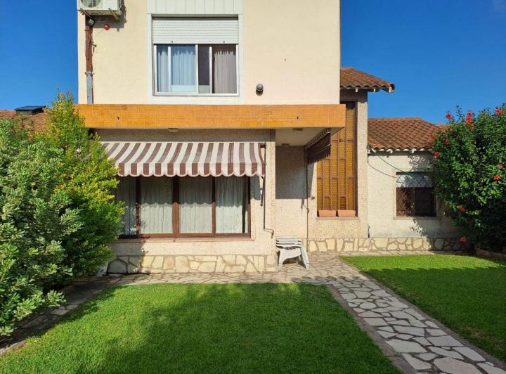 Casa · 254m² · 5 Ambientes · 1 Cochera