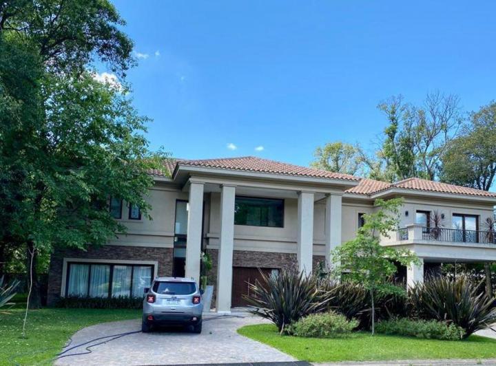 Casa · 700m² · 6 Ambientes · 1 Cochera