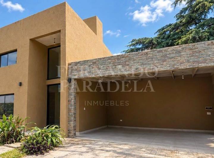 Casa · 140m² · 4 Ambientes · 2 Cocheras