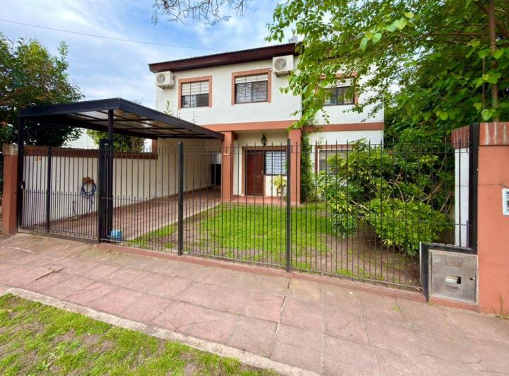 Casa · 220m² · 5 Ambientes · 2 Cocheras