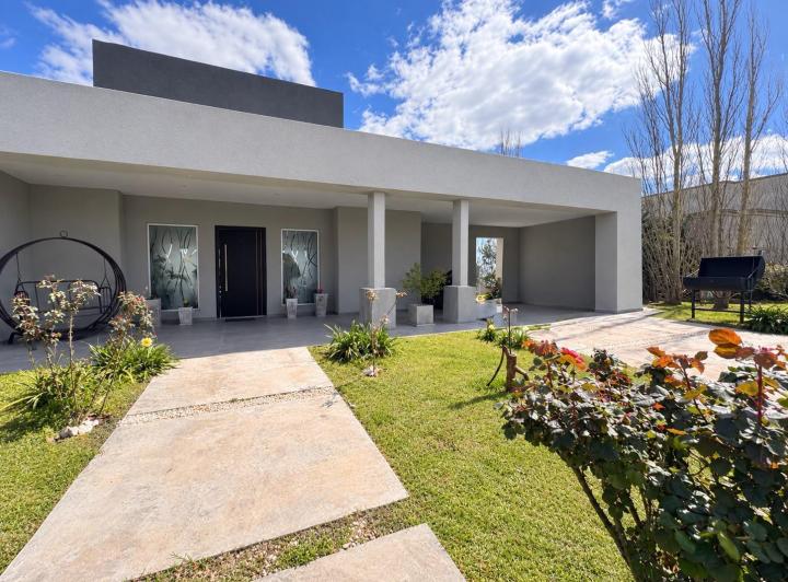 Casa · 220m² · 5 Ambientes · 6 Cocheras