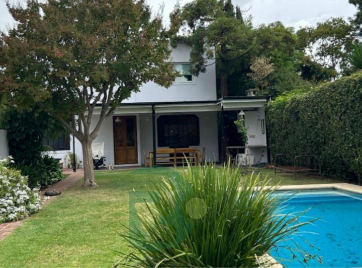 Casa · 220m² · 5 Ambientes · 2 Cocheras