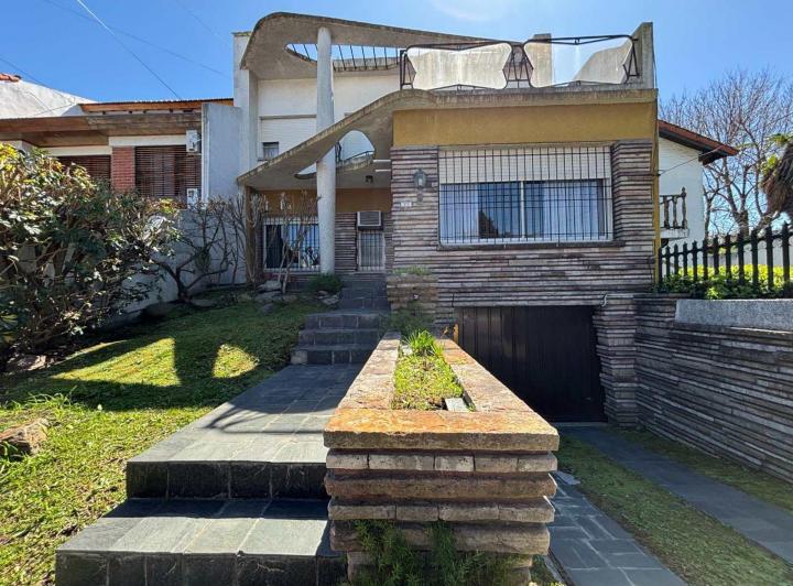 Casa · 355m² · 6 Ambientes · 4 Cocheras