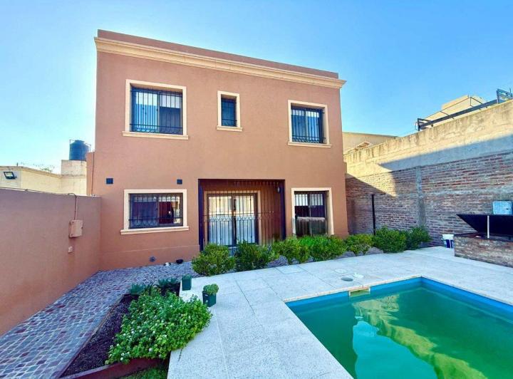 Casa · 282m² · 6 Ambientes · 1 Cochera