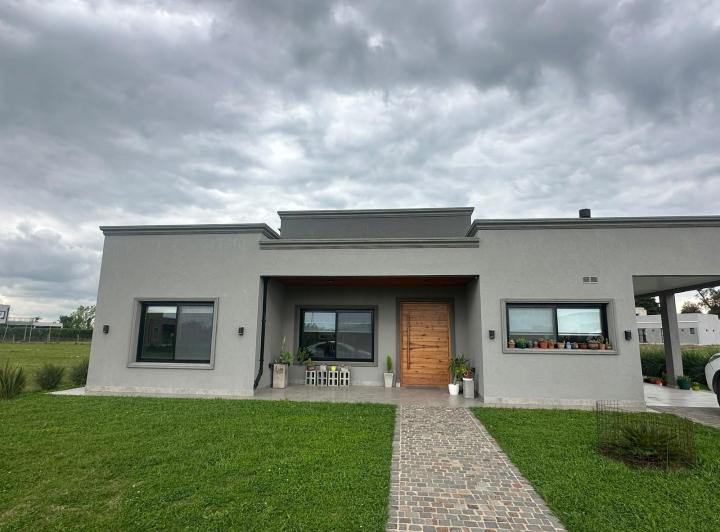 Casa · 240m² · 5 Ambientes · 3 Cocheras