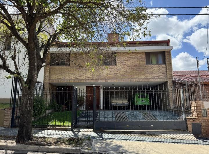 Casa · 344m² · 10 Ambientes · 4 Cocheras