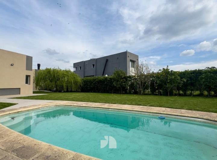 Casa · 160m² · 4 Ambientes · 3 Cocheras