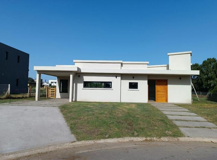 Casa · 700m² · 4 Ambientes · 2 Cocheras