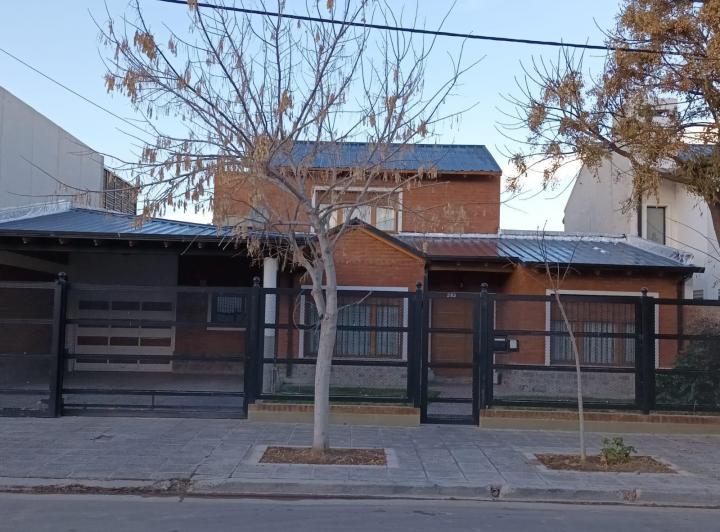 Casa · 271m² · 2 Dormitorios · 1 Cochera
