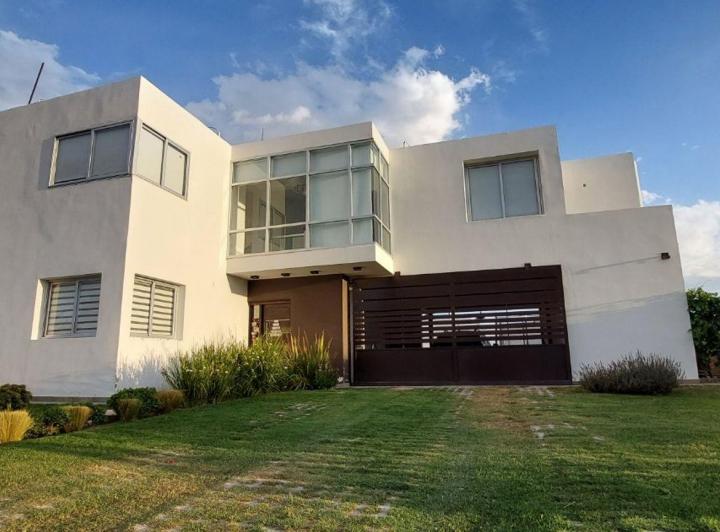 Casa · 180m² · 7 Ambientes · 2 Cocheras