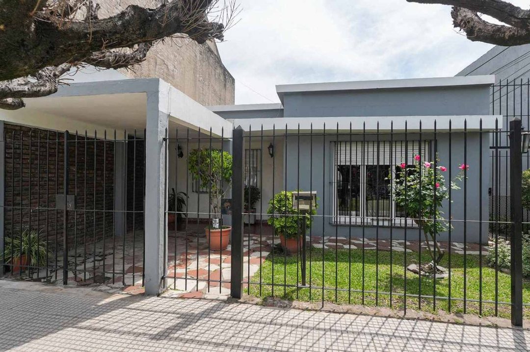 VENTA CASA LOTE PROPIO PILETA PARQUE QUINCHO MORON