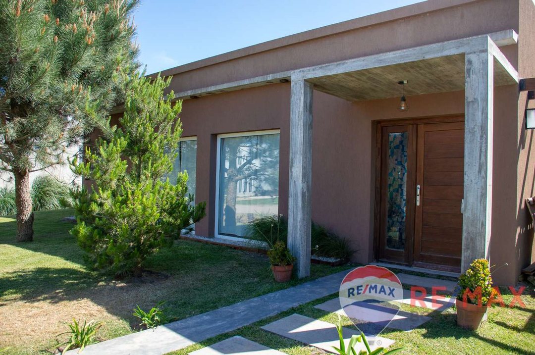 CASA EN VENTA EN COSTA ESMERALDA. FONDO AL POLO