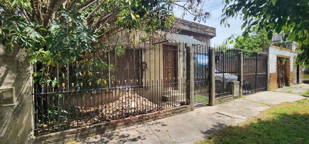 Casa 3 amb en venta en Lanús con cochera y patio