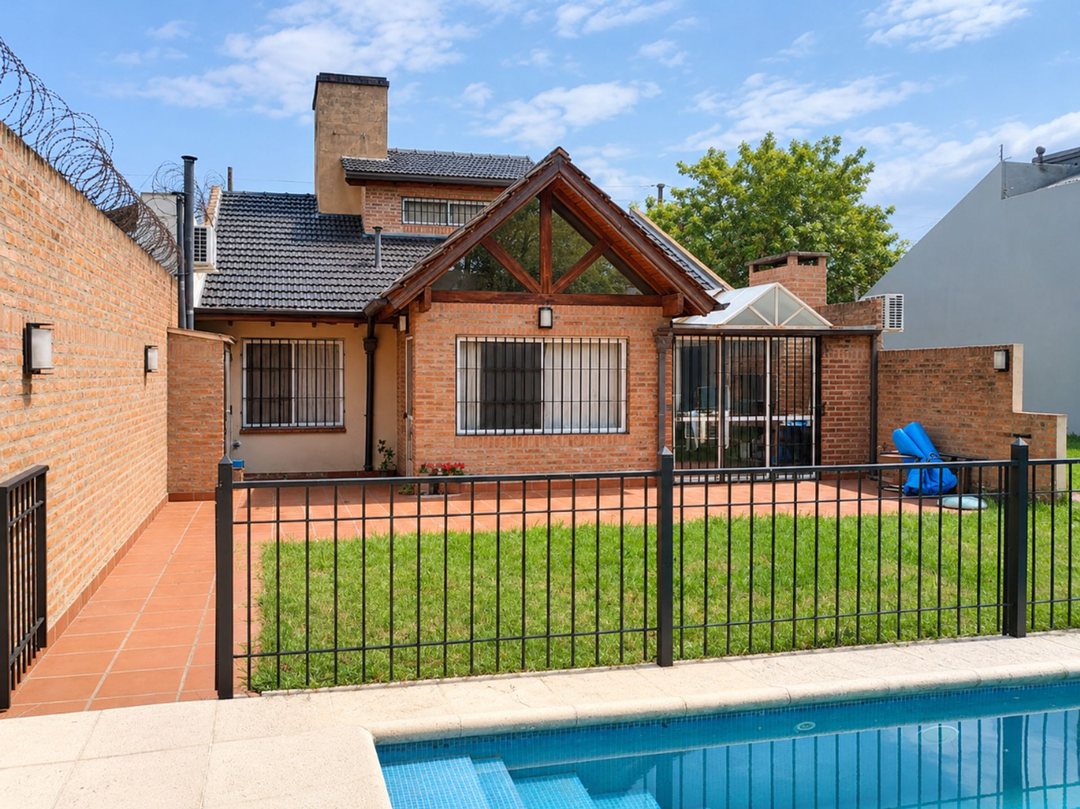 Venta, Casa 4 amb + pileta+cochera. Ituzaingo!