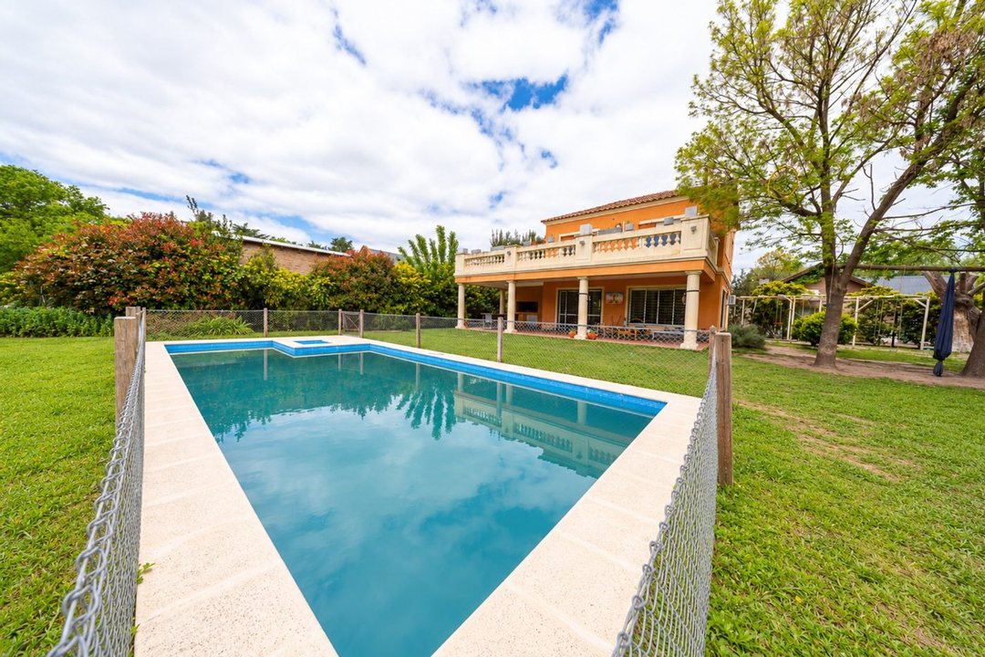 CASA EN VENTA 3 DORMITORIOS ROLDAN JARDIN PILETA