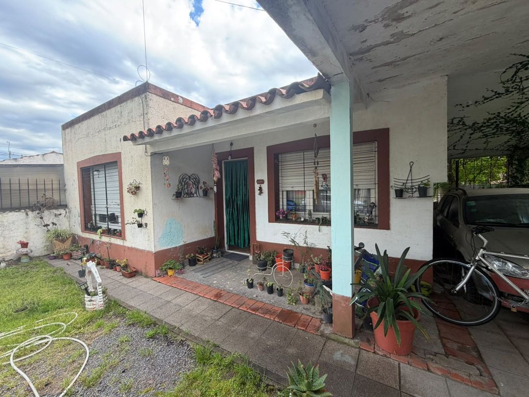 CASA EN VENTA EN MÁRMOL CON GRAN PARQUE Y QUINCHO