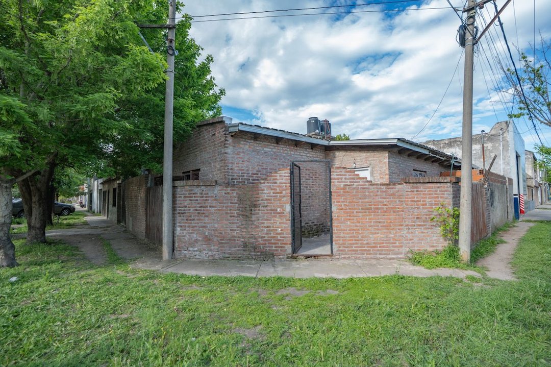 CASA ESQUINA EN VENTA CON COCHERA EN BELLA VISTA