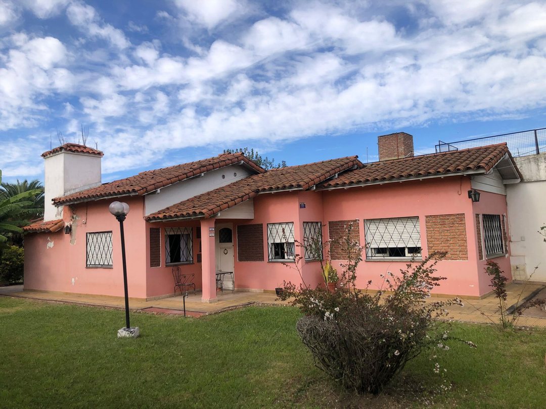 Venta lote 928 m2 con casa a refaccionar en Moreno