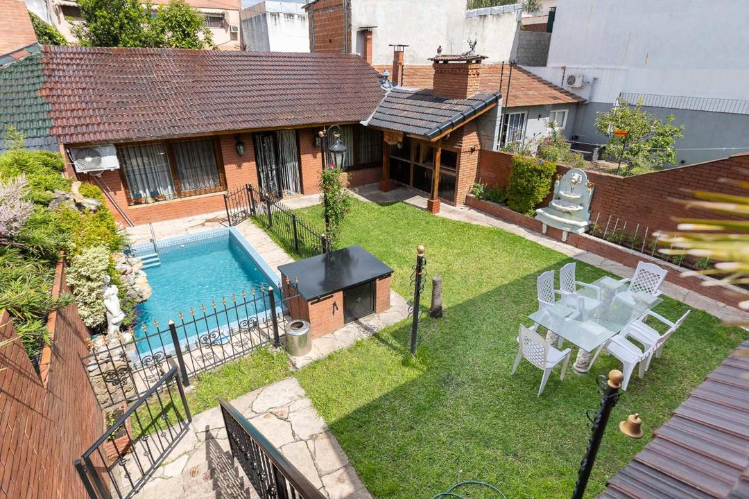 VENTA CASA CON PARQUE,PILETA Y COCHERA V.BALLESTER