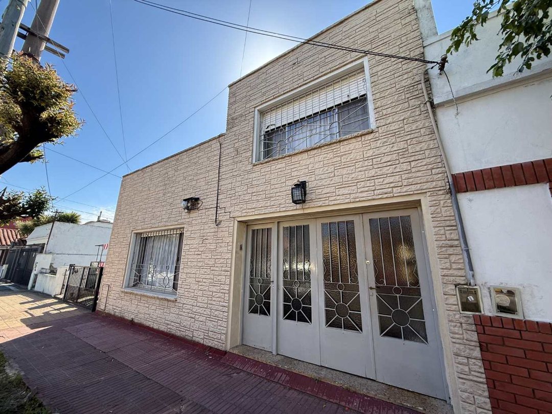 CASA 3 Amb. C/Garaje mas Depto. de 2 Ambientes