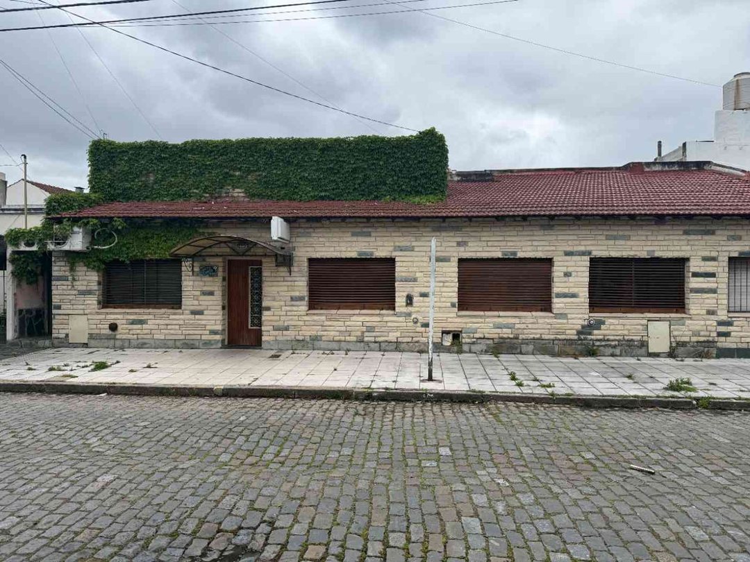 CASA SOBRE TRES LOTES CON SALIDA A CALLE LATERAL