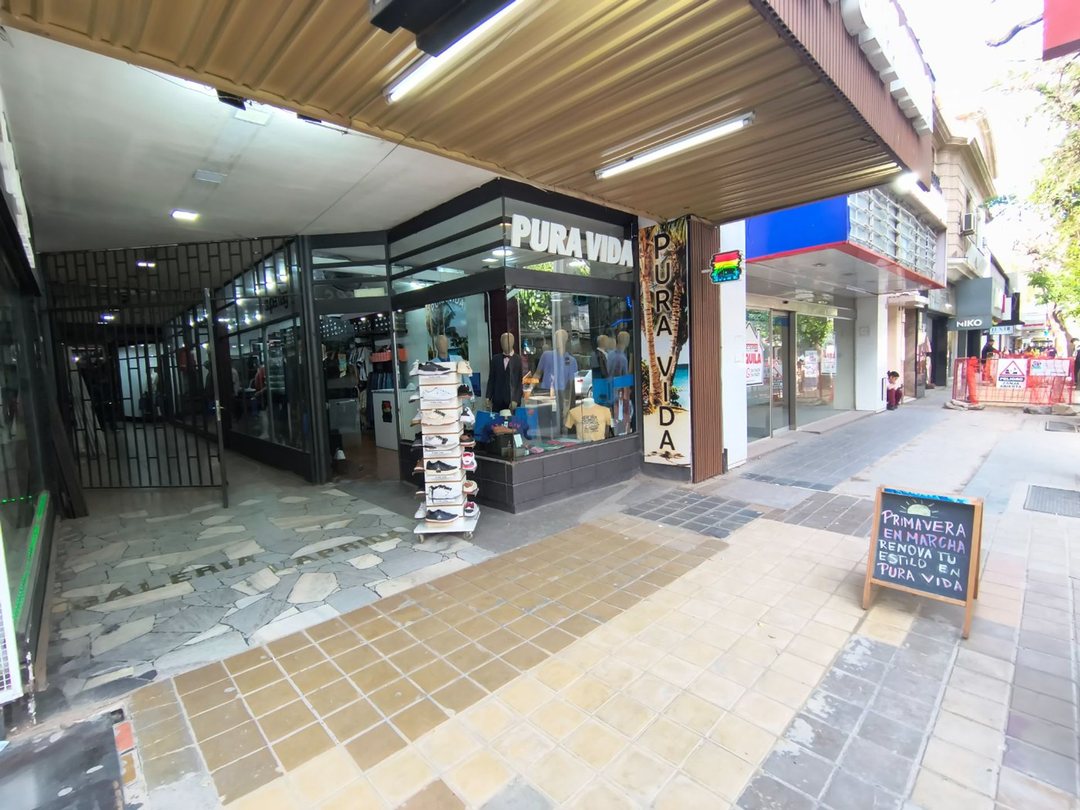 Local comercial céntrico, con sótano. Capital