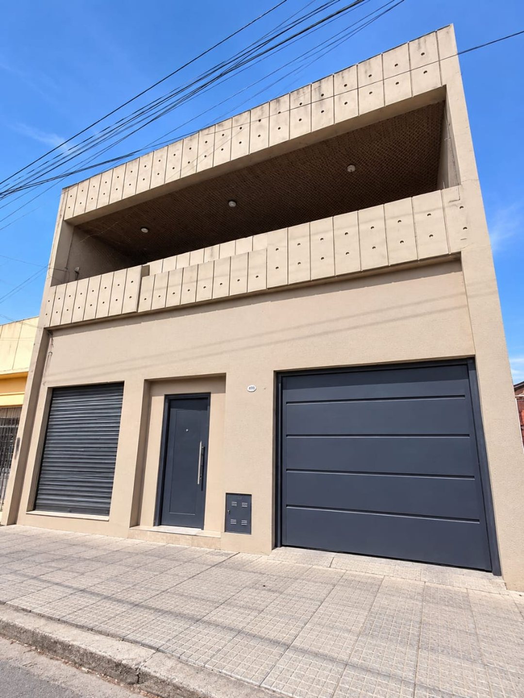 VENTA  CASA CON PILETA + GRAN LOCAL COMERCIAL