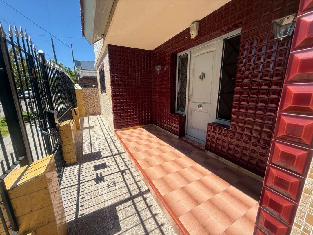 VENTA CASA CON JARDIN PATIO Y COCHERAS LANUS ESTE