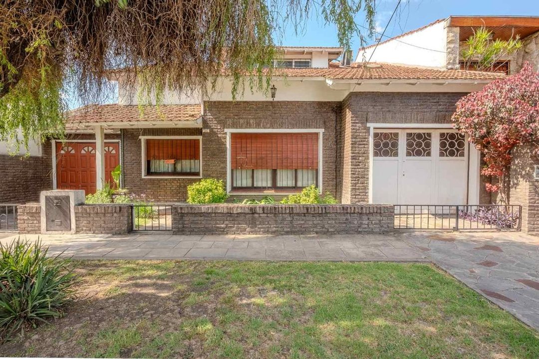 CHALET 6 AMB PARQUE PILETA QUINCHO HURLINGHAM