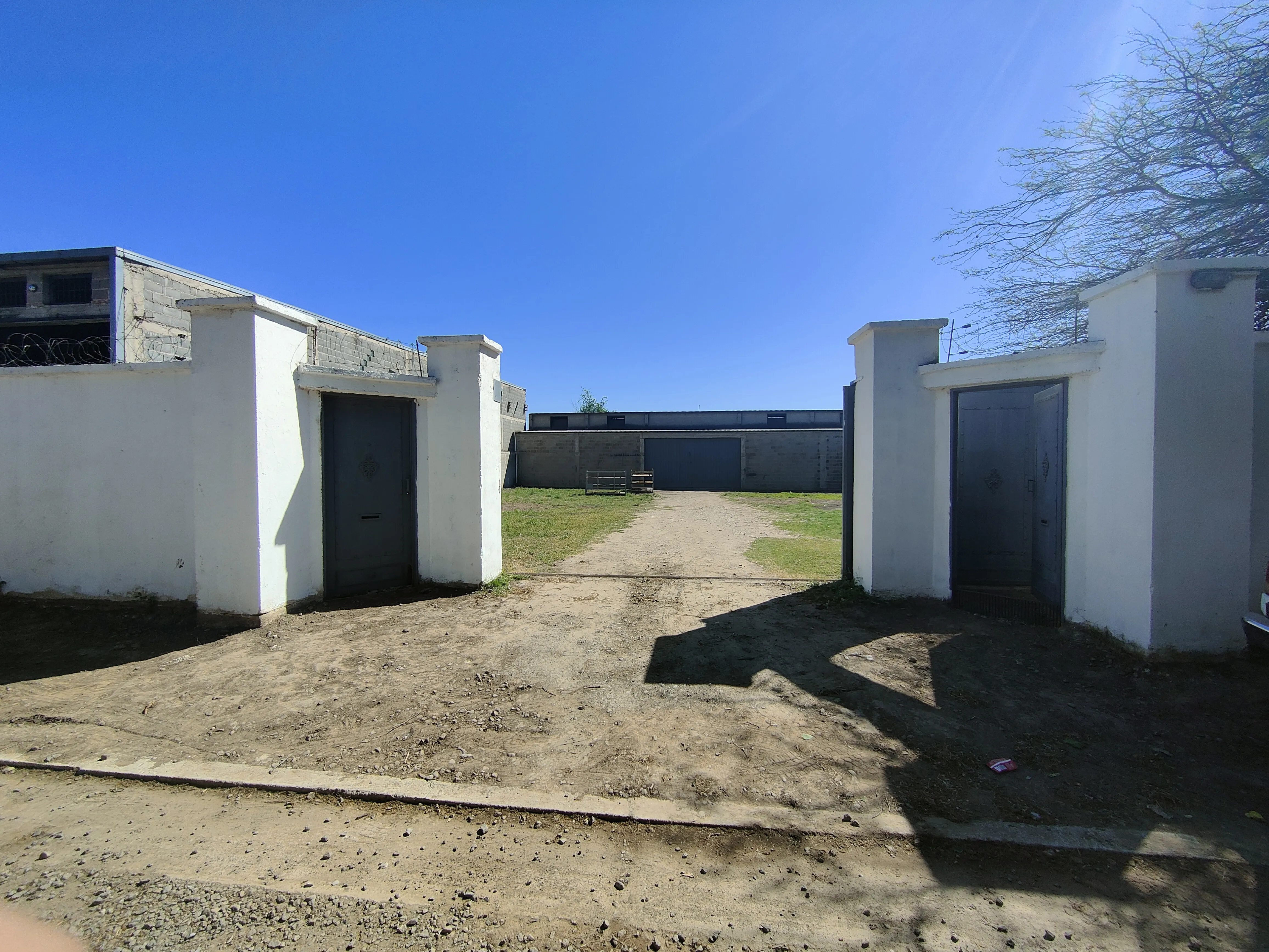 Alquilo Galpón B°Carrara de horizonte, Henderson 5448, Córdoba.A tres cuadras de circunvalación.Sup 280m2 cub 600m2 patio.$1.600.000/mes