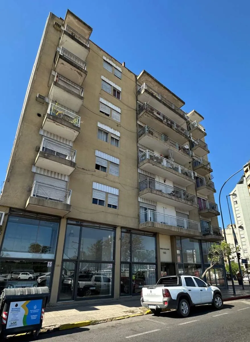 Departamento en alquiler 2 dormitorios en Centro con dependecia de servicio